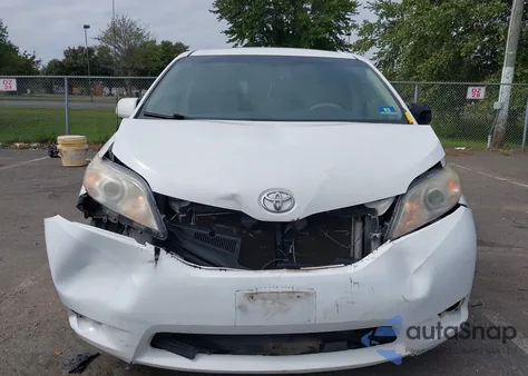 2013 Toyota Sienna Le V6 8 Passenger z USA, uszkodzony, nr VIN 5TDKK3DC3DS308565